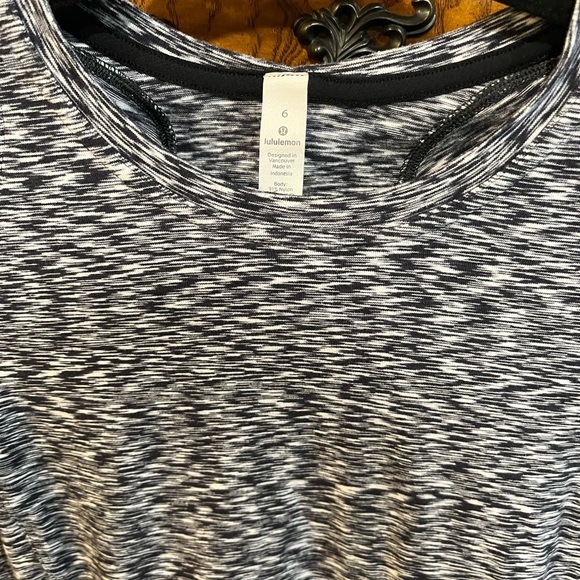 Lululemon Runderful Long Sleeve size 6 - Picture 3 of 4